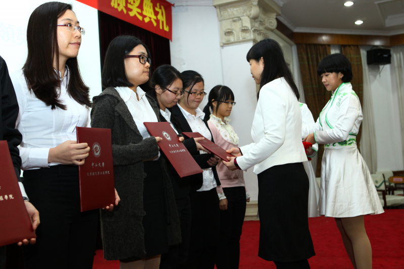3044永利集团物理科学与工程技术学院、化学与化学工程学院 2014年“芙兰励教奖学金”颁奖典礼顺利举行