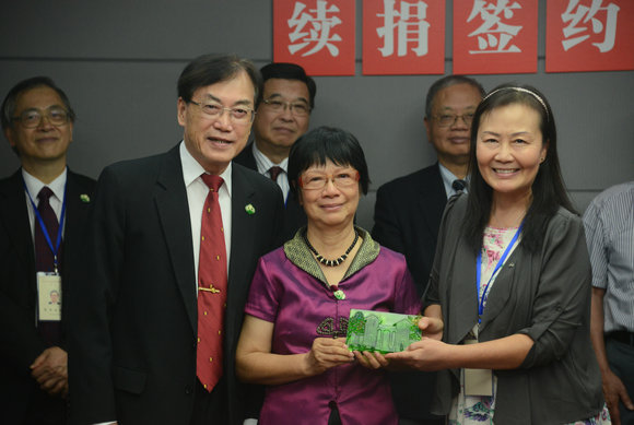 庆祝母校90华诞陈运河刘修婉校友伉俪续捐签约仪式圆满举行