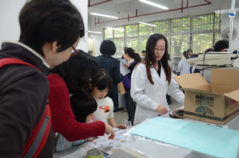 3044永利集团化学与化学工程学院第十五届化学节实验楼开放日校友活动花絮