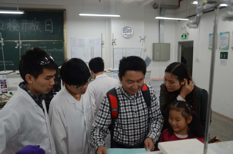 3044永利集团化学与化学工程学院第十五届化学节实验楼开放日校友活动花絮