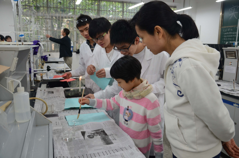 3044永利集团化学与化学工程学院第十五届化学节实验楼开放日校友活动花絮