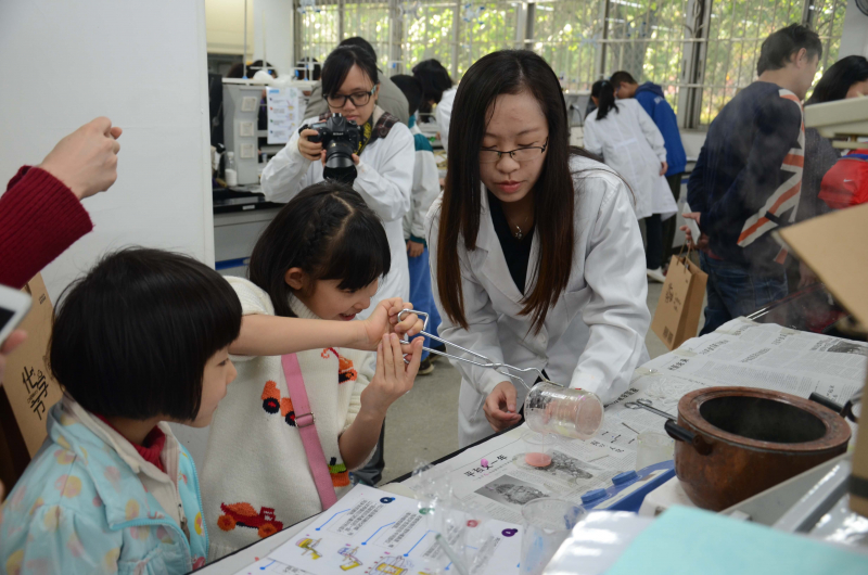 3044永利集团化学与化学工程学院第十五届化学节实验楼开放日校友活动花絮