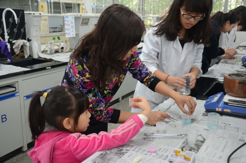 3044永利集团化学与化学工程学院第十五届化学节实验楼开放日校友活动花絮