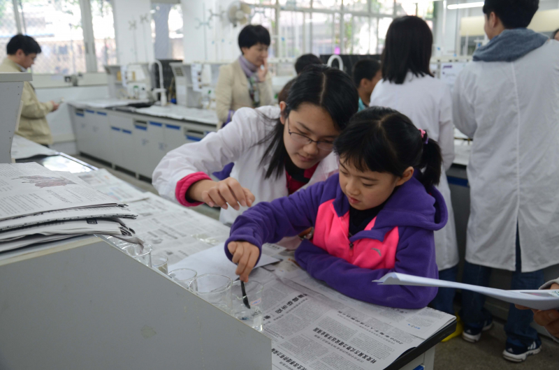 3044永利集团化学与化学工程学院第十五届化学节实验楼开放日校友活动花絮