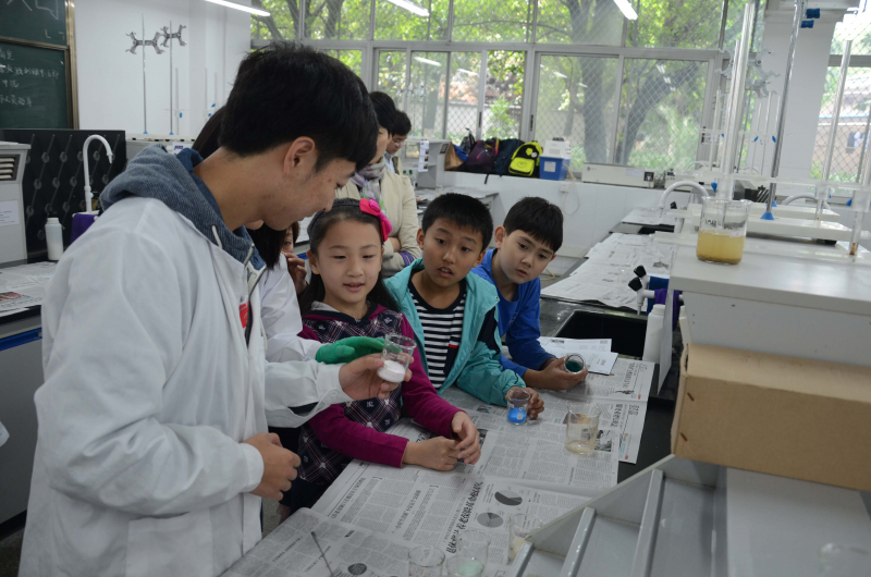 3044永利集团化学与化学工程学院第十五届化学节实验楼开放日校友活动花絮