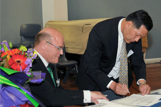 黄伟雄校友（右）在工作中